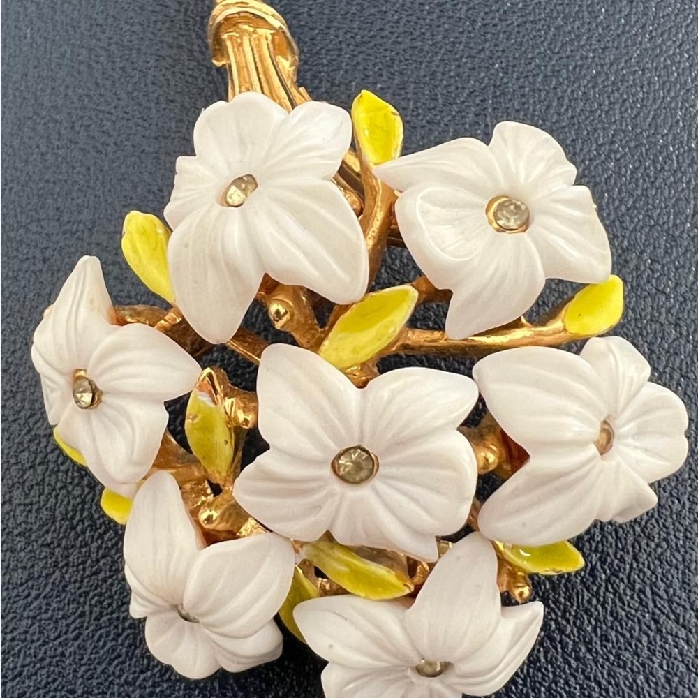 Vintage ART Arthur Pepper Carved Lucite Enamel Rhinestone Flower Bouquet Brooch - Picture 4 of 6
